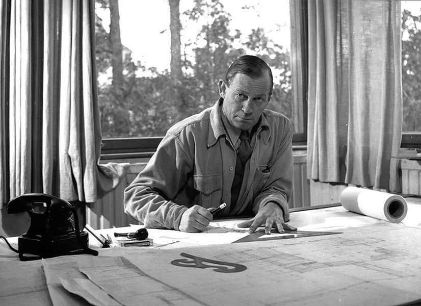 Alvar Aalto alla scrivania