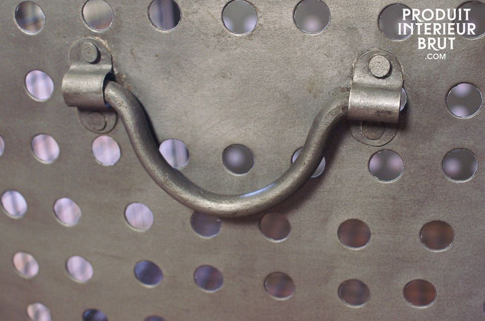 La praticità di questa cesta completamente in metallo ti sorprenderà: i suoi lati a griglia ti