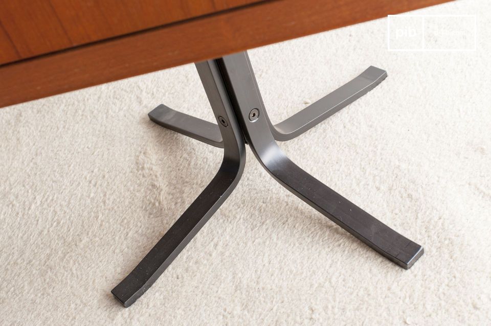 Elegante base del tavolo in metallo nero a contrasto.