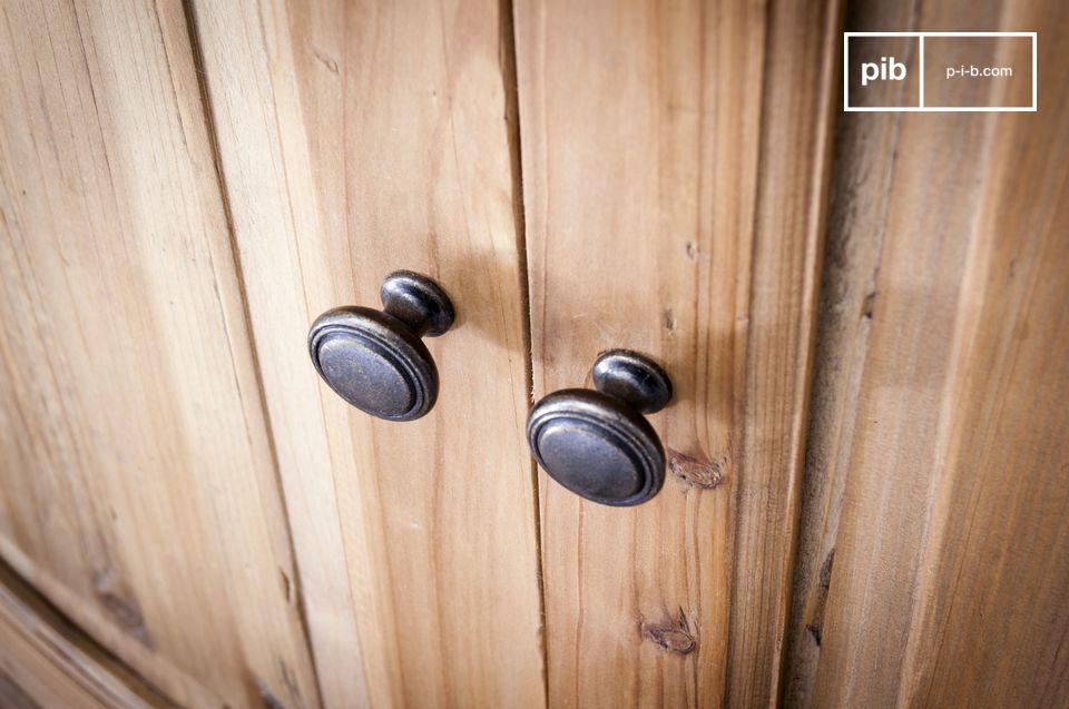 Una credenza che può essere sistemata in una angolo di una stanza e che permette di risparmiare