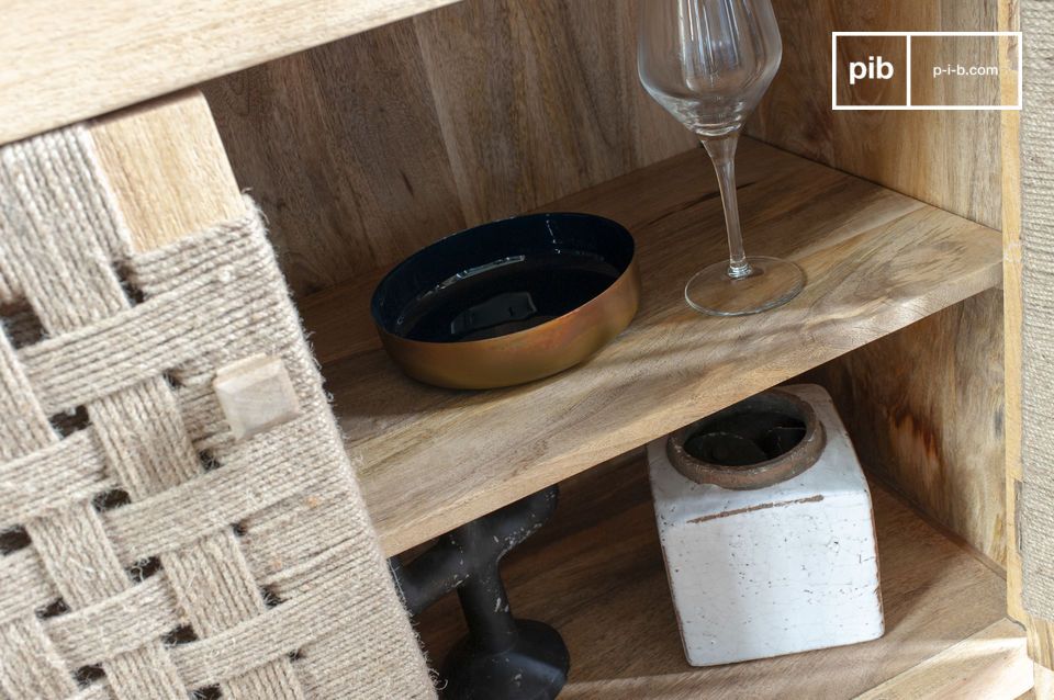 Il buffet Annika in legno e corda ha le proporzioni ideali per abbellire il vostro spazio senza
