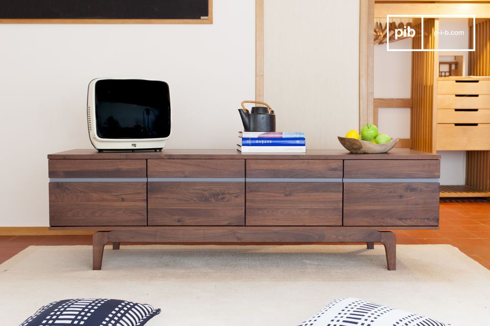 Credenza bassa, grande ed elegante in noce.