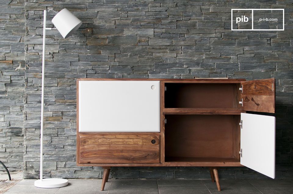 Un mobile credenza in legno che combina abilmente linee dritte e bordi arrotondati