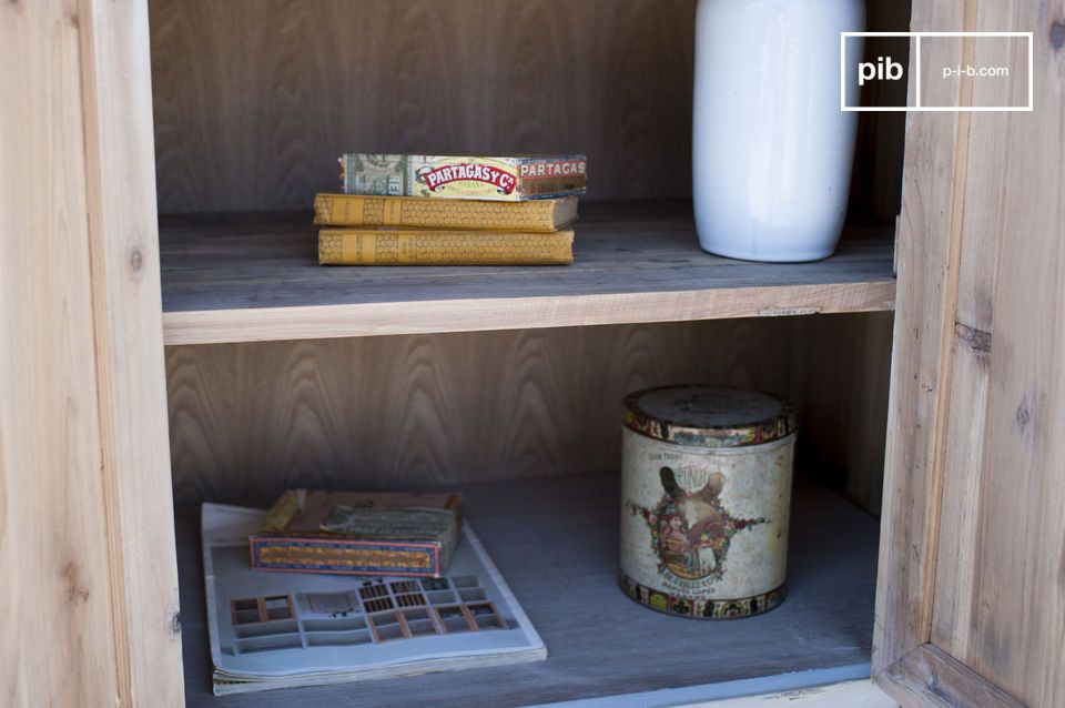 Questa credenza è interamente realizzata in solido legno di abete che garantisce alla struttura