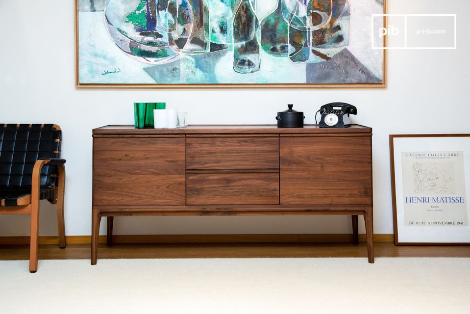 Graziosa credenza in noce marrone con linee armoniose.