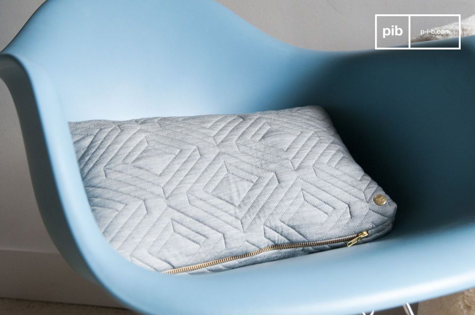 Elegante cuscino rettangolare grigio chiaro.