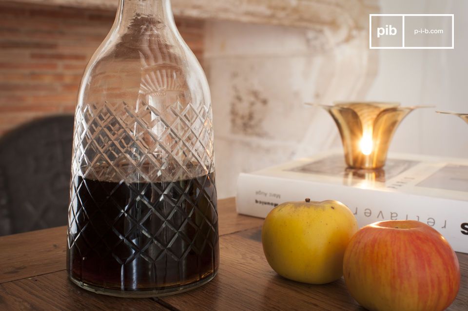 Il decanter ha bellissimi motivi geometrici.