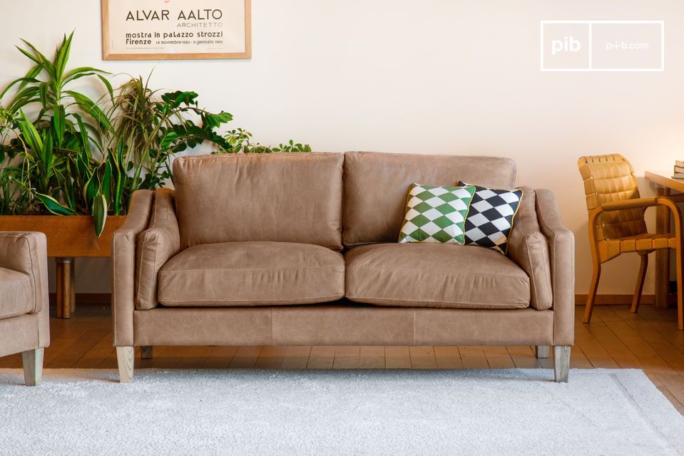 Un divano atipico con tonalità delicatamente sabbiate.