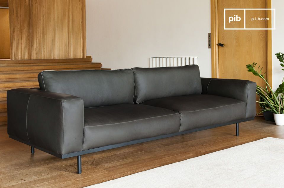 Un grande divano a tre posti, fulcro del vostro soggiorno