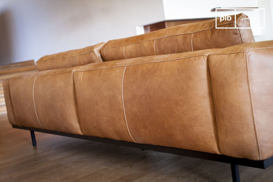 Lo schienale del divano è perfettamente rifinito, permettendo di posizionarlo al centro del soggiorno.