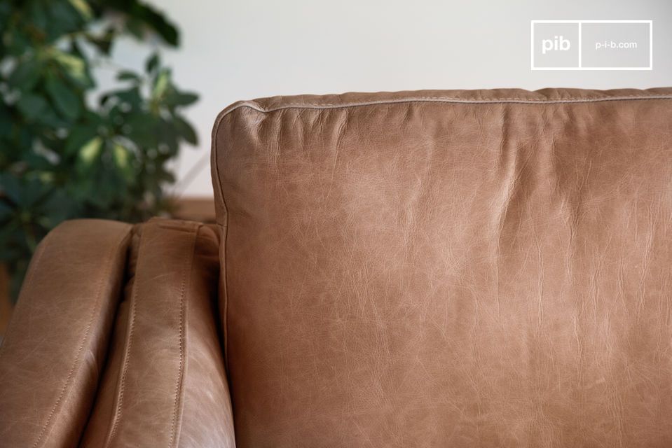 La ricchezza della pelle rende questo divano un oggetto di qualità superiore.