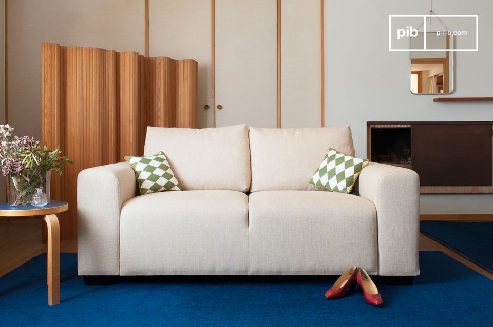 Un divano dalle linee sobrie ispirate all'art-deco.