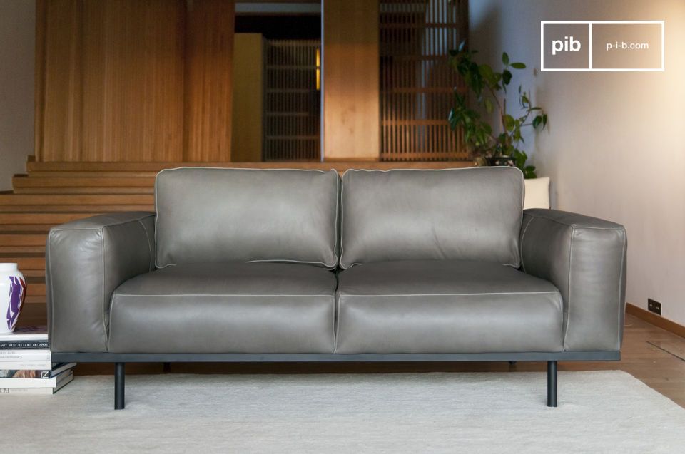 Un divano equilibrato, impreziosito da splendide tonalità di grigio.
