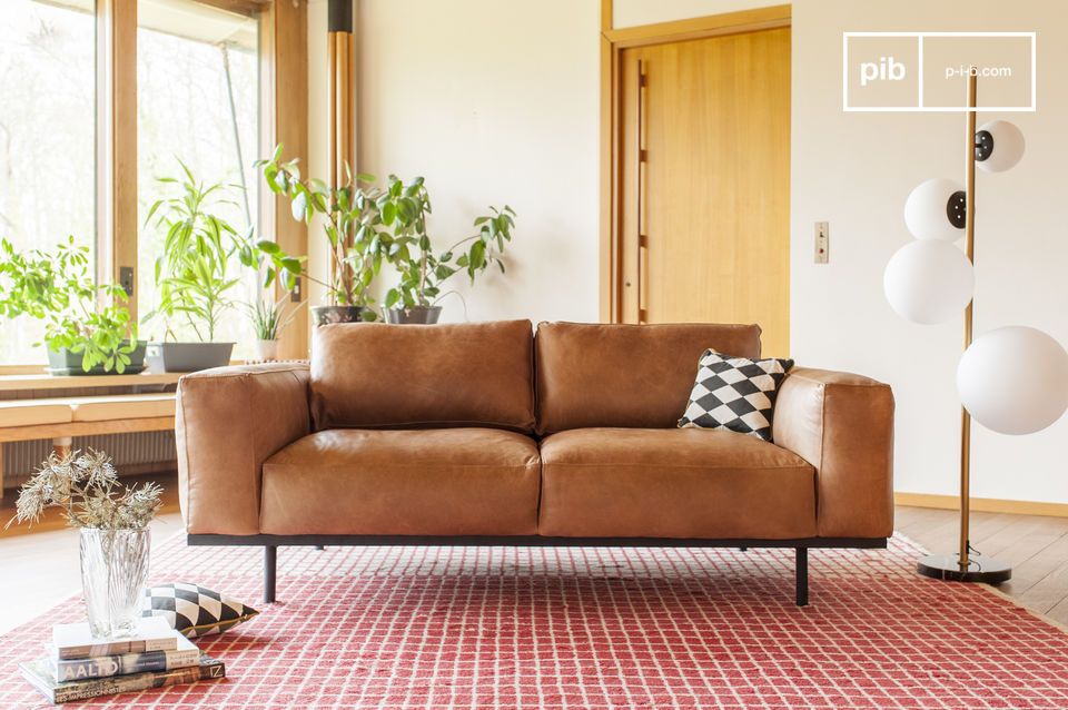 Un divano con sfumature torrone che ricordano le influenze degli anni '60.