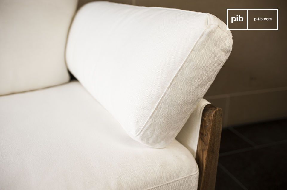 Il rivestimento in lino bianco conferisce al divano delicatezza ed eleganza.