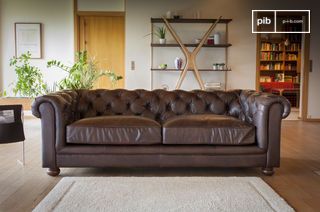 Divano Chesterfield scuro a 3 posti