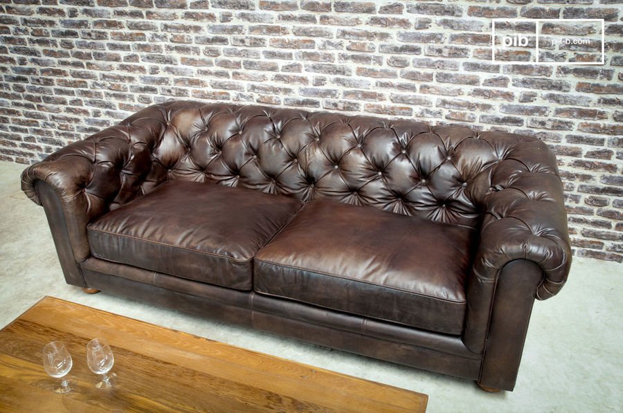 Divano Chesterfield scuro a 3 posti