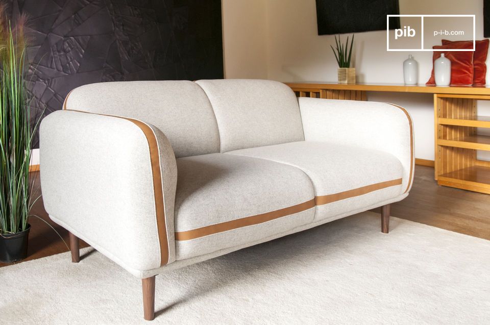 Un divano di bellissime dimensioni, perfettamente confortevole.