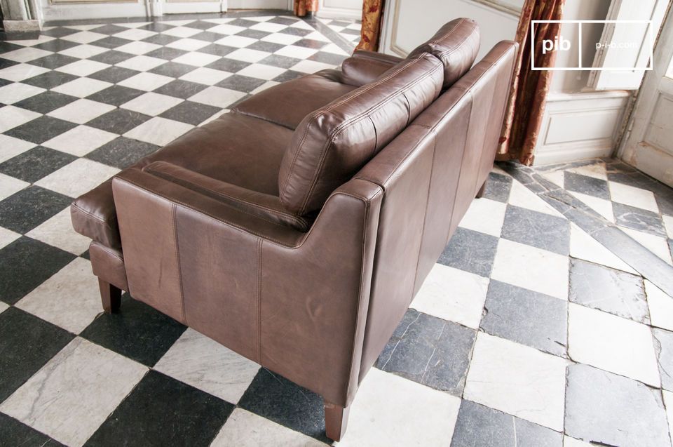 Lo schienale del divano è stato progettato con cura e può ben segmentare una parte.