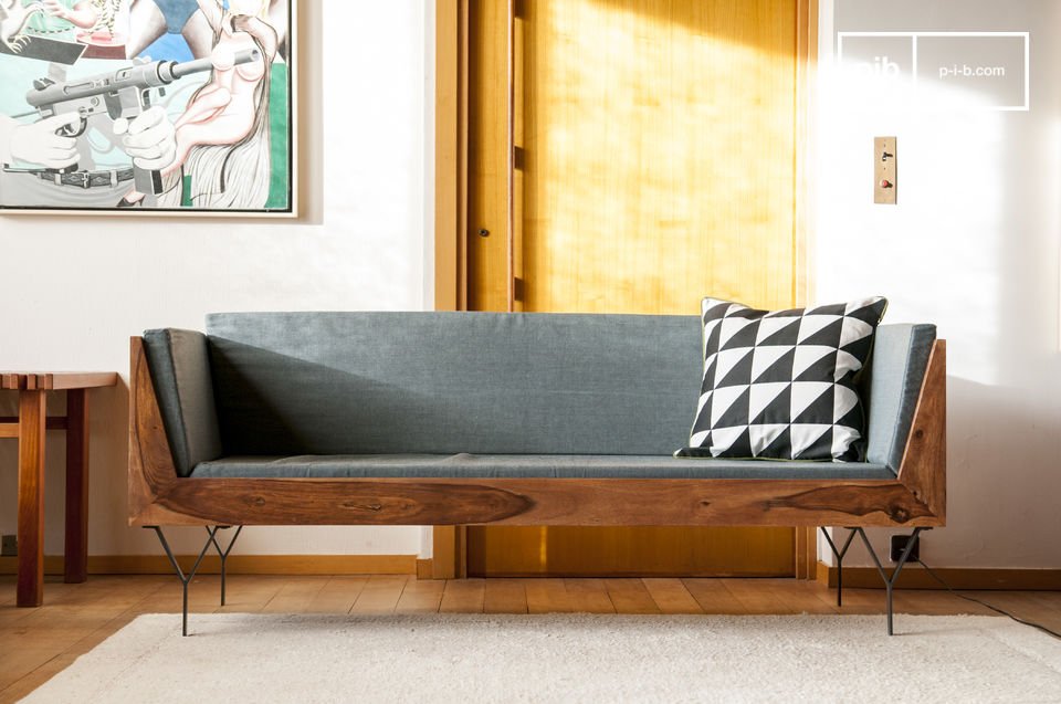 Elegante divano dalle linee scandinave in legno.