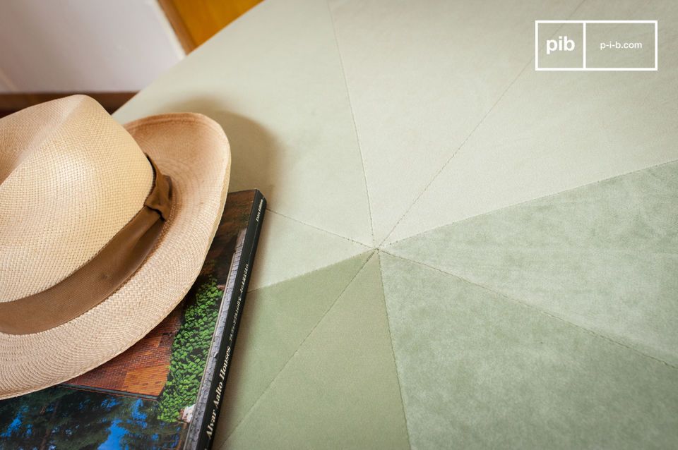 Pouf velluto di colore verde chiaro o menta a seconda della luce.