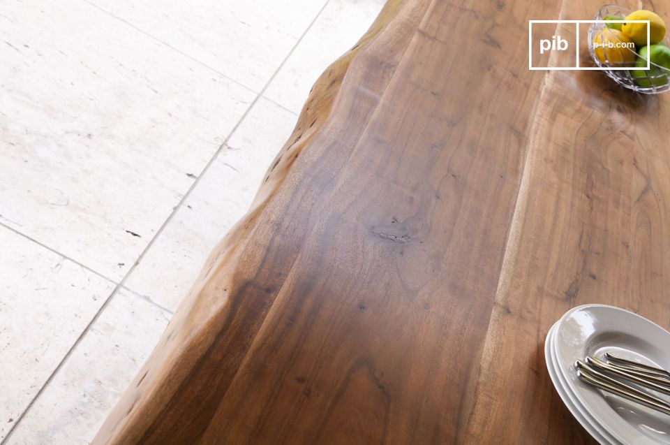 L'alpianoiano è magnifico e conserva le tracce naturali del legno.