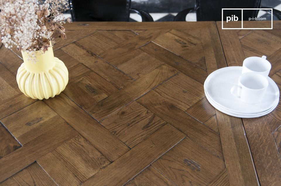 Il parquet tipo Versailles offre alla tavola una texture delicata.