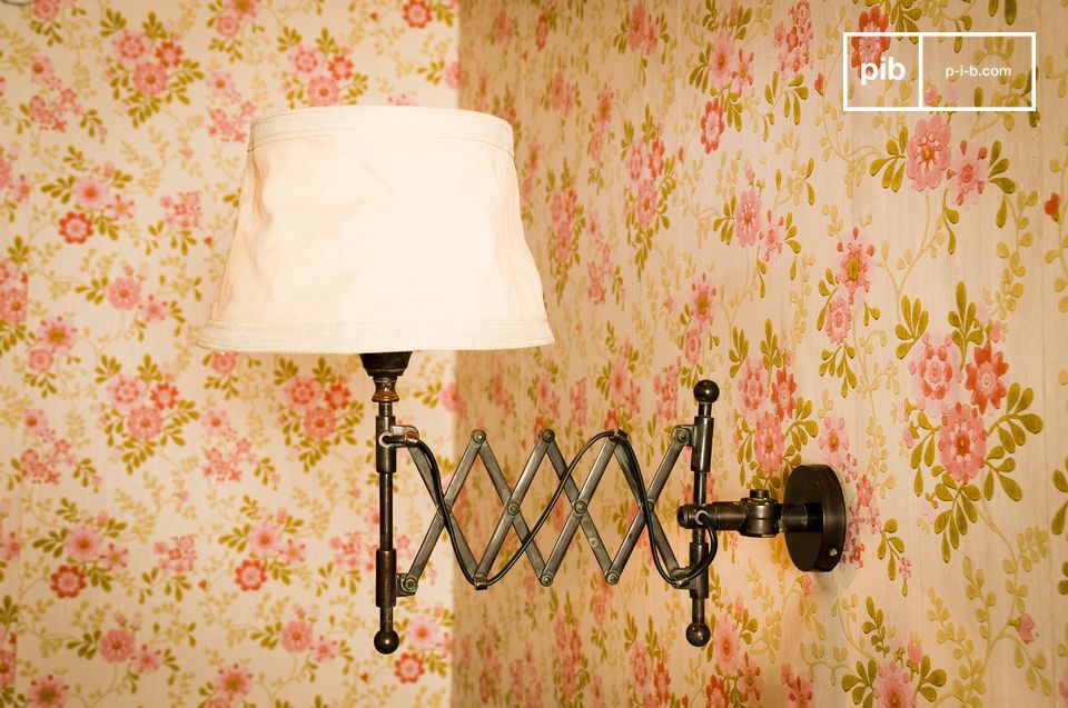 Elegante lampada da parete, bella cremagliera e braccio in ottone.