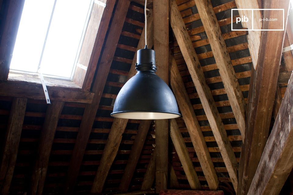 Lampada nera dall'aspetto industriale in un'atmosfera rustica.