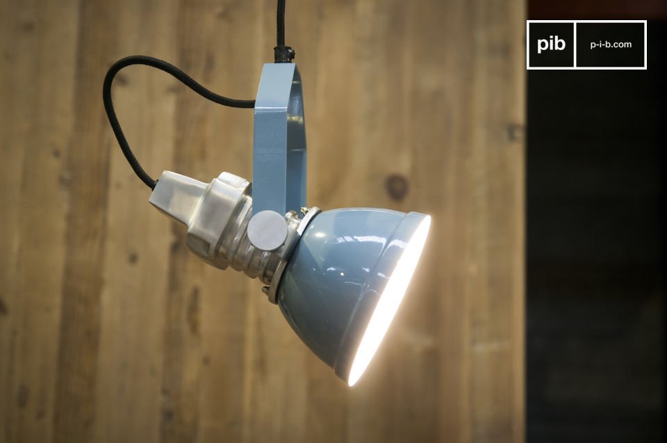 Un Lampada dall'aspetto industriale 100% metallo.