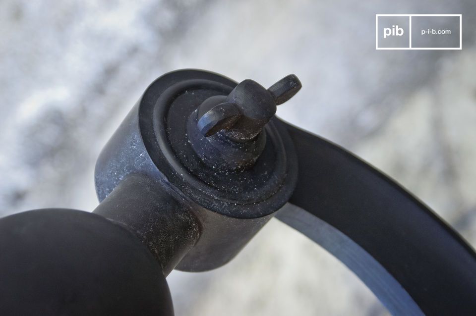 Vite di tipo rivetto che collega la base al collo della lampada.