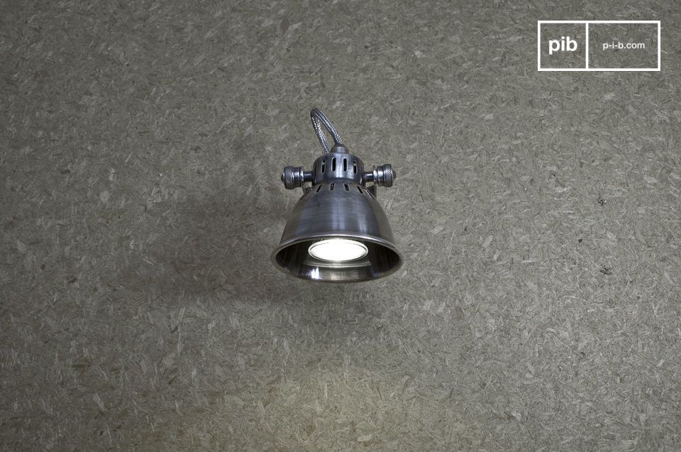 Lampada da parete in argento, ideale per la vostra camera da letto.