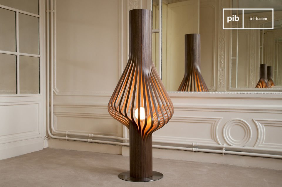 Elegante lampada da salotto in legno.