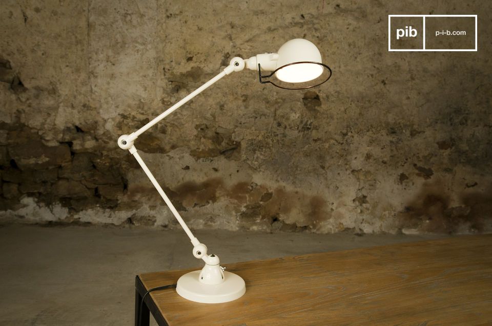 La lampada è composta da bracci di 30 centimetri che possono essere facilmente regolati.