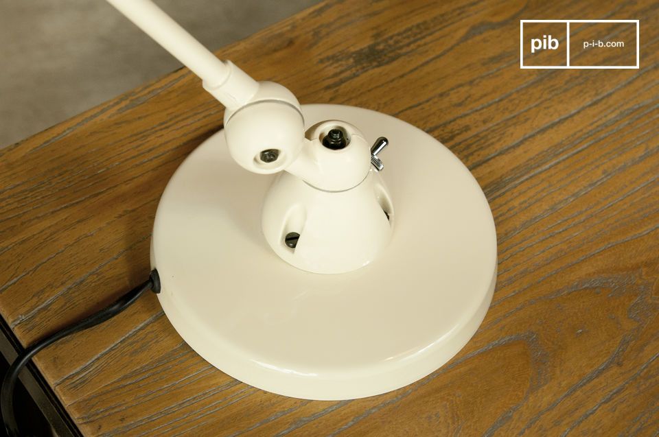 La lampada poggia su una base pesante di 17 cm di diametro che garantisce un'ottima stabilità.