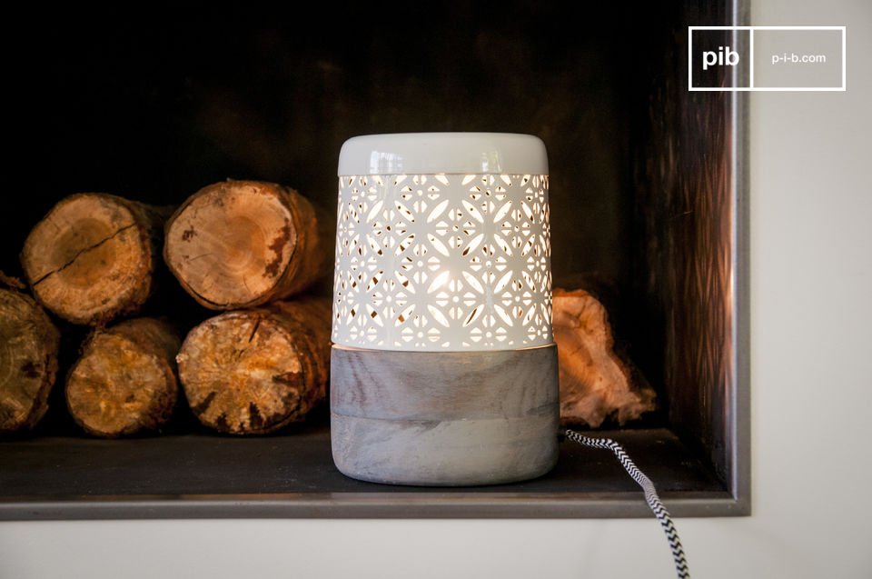 Bella lampada in legno grigio e paralume in metallo beige.
