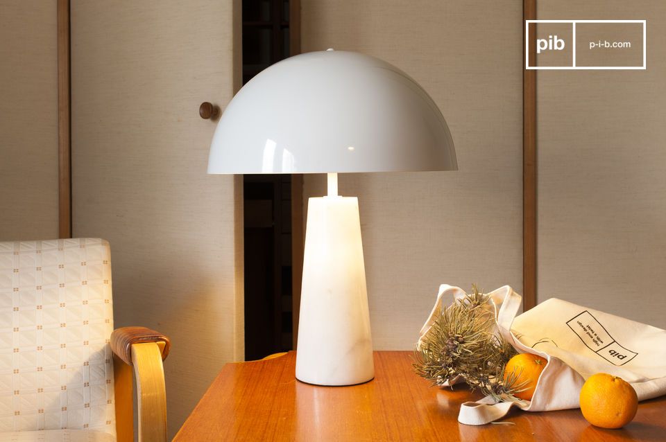 Splendida lampada bianca dal design raffinato ispirato agli anni '70.
