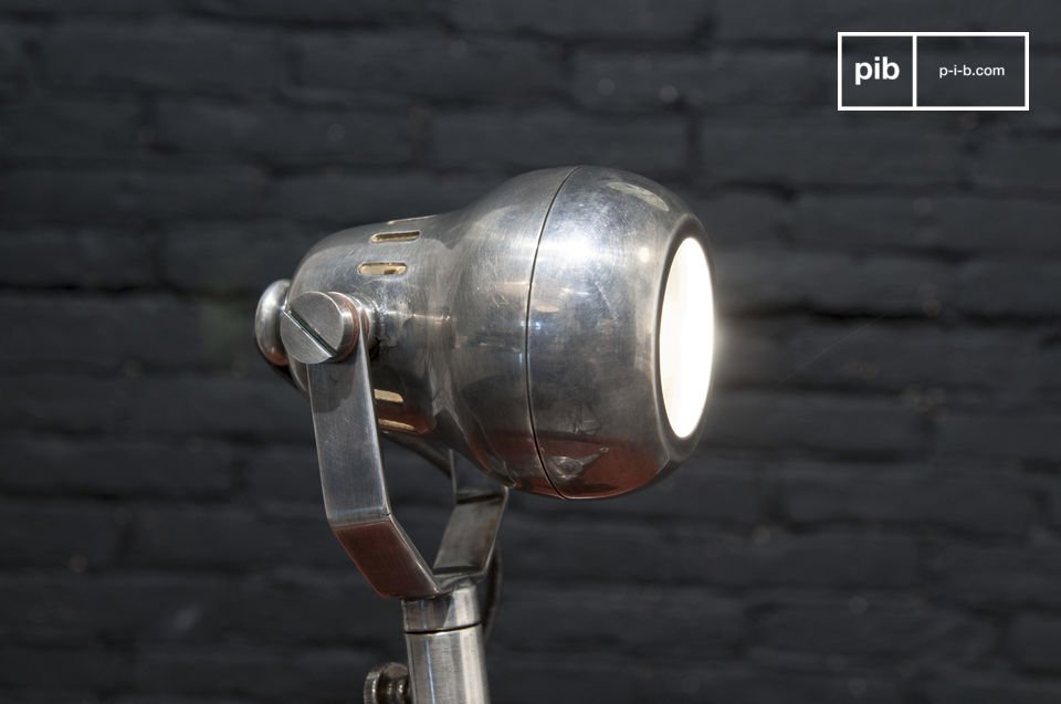Testa regolabile per una lampada originale con meccanismi a vista.