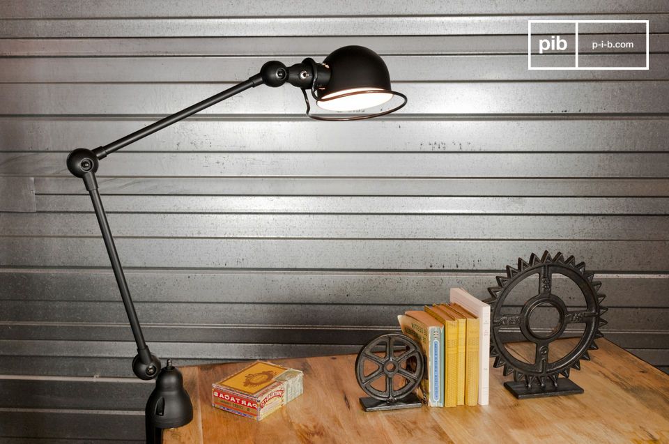 Dotata di 2 bracci da 40 cm, questa lampada è un classico della collezione Jieldé Loft.