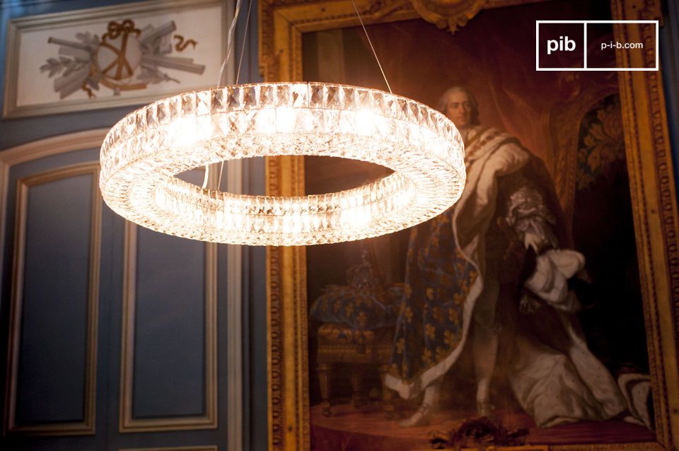 Il vetro smussato di questo lampadario diffonde elegantemente la luce.