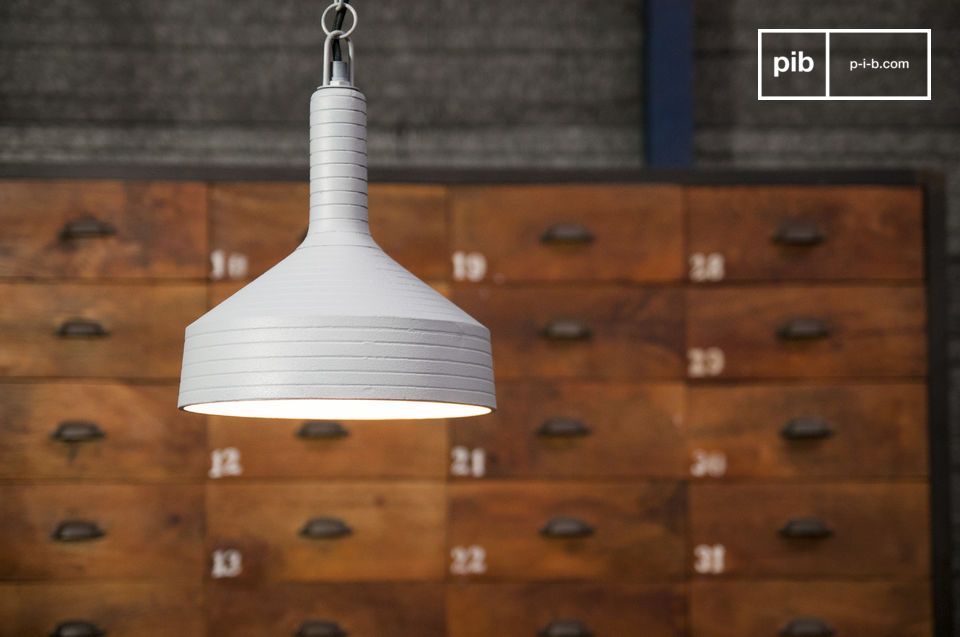 Lampada grigia dal design sobrio e dalle linee svasate e raffinate.