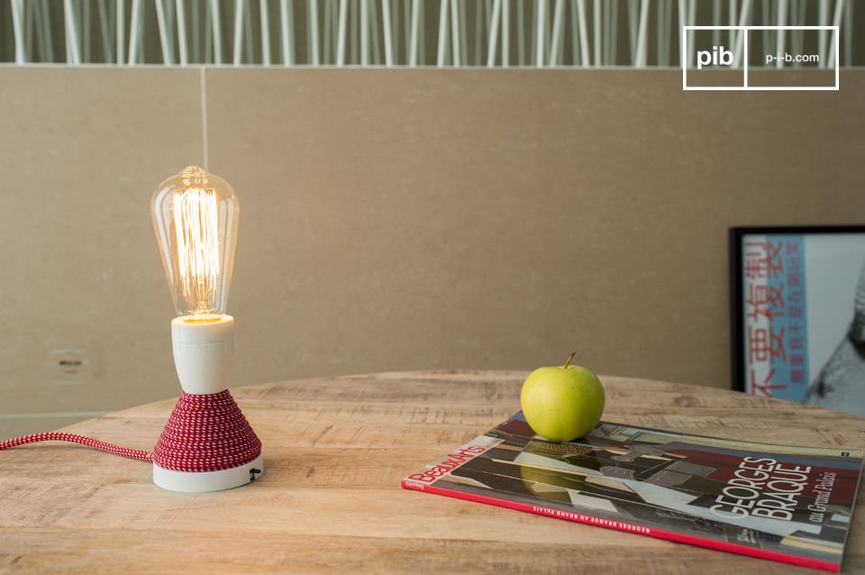 Lampadina retrò con filamenti lunghi su lampada venduta separatamente.