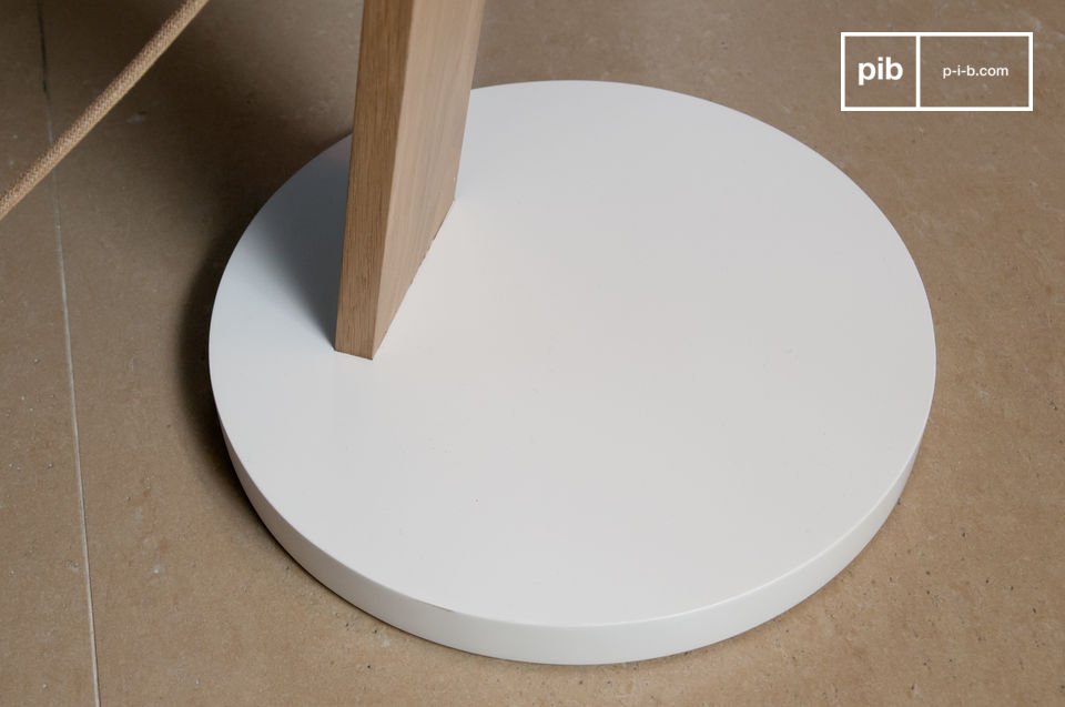 Un piede minimalista, perfettamente rotondo e completamente bianco per valorizzare la lampada.