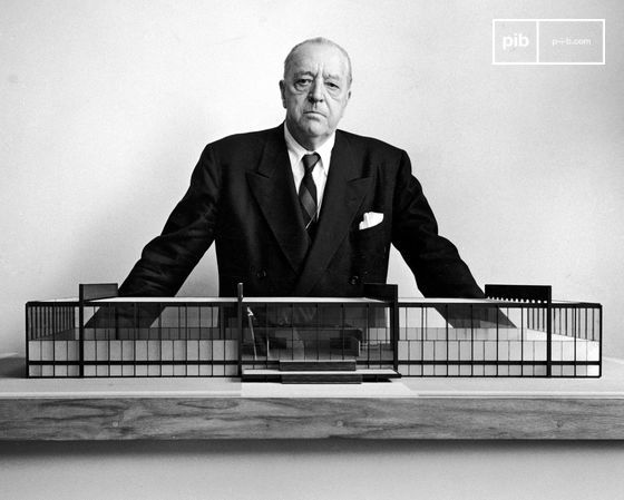 Ludwig Mies van der Rohe, uno dei tre architetti pionieri che hanno portato avanti l'universalità e la praticità dello Stile Internazionale