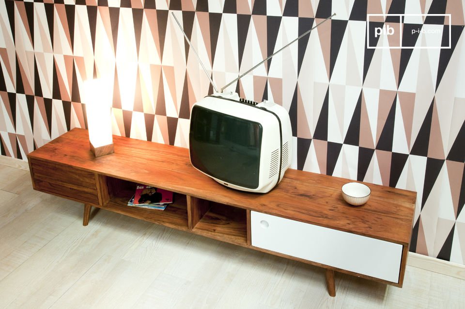 Questo mobile tv vintage prende la sua ispirazione dai tavoli da buffet scandinavi degli anni \'50