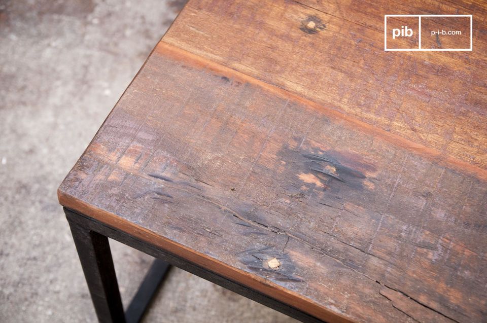Il legno massello riciclato rende il tavolo unico.