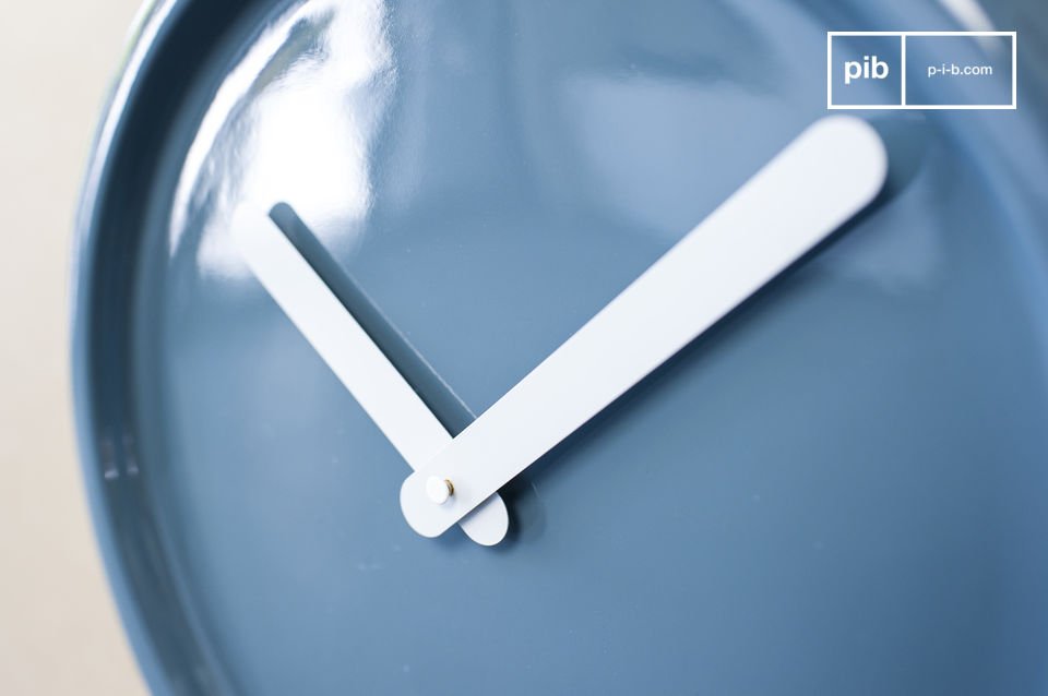 L'orologio è raffinato, blu con lancette bianche.