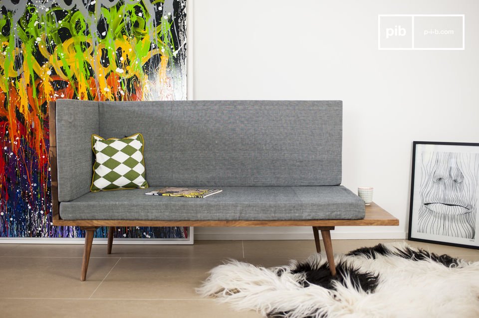 Bellissimo divano grigio in stile scandinavo vintage.