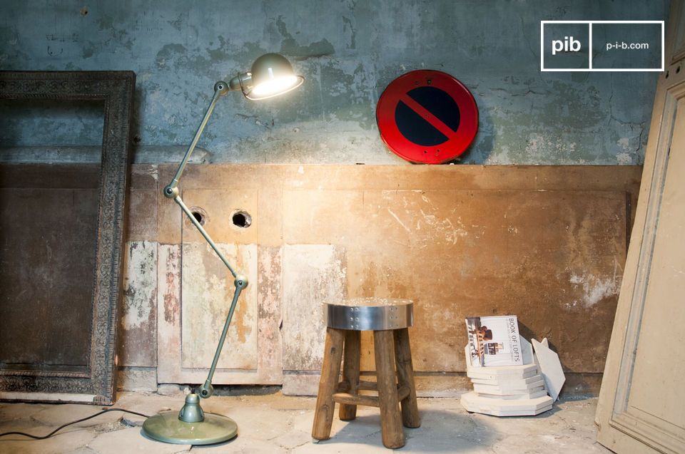 La lampada da terra Jieldé Loft in finitura verde Vespa è un gioiello di arredamento industriale.