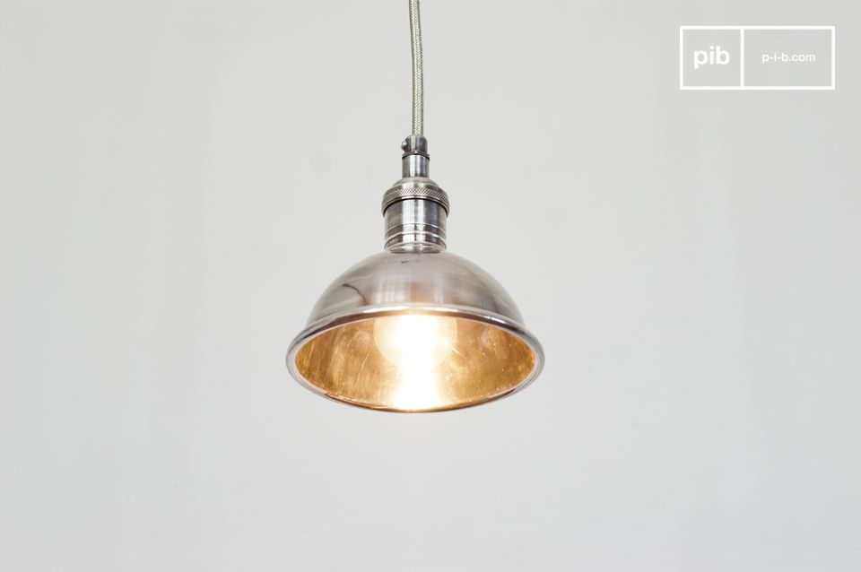 Questa lampada a sospensione ha una finitura argentata realizzata con cura.